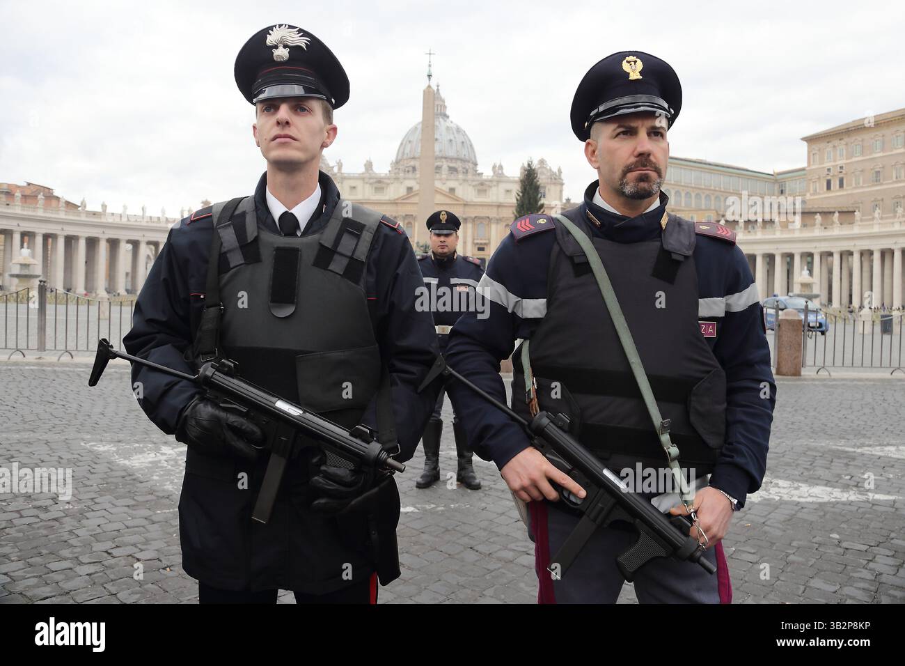20 novembre 2015 - Stato della città del Vaticano (Santa sede) - polizia in Piazza San Pietro in Vaticano. (Immagine di credito: © Evandro Inetti via ZUMA Wire) Foto Stock