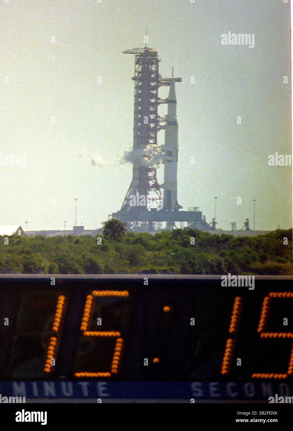 16 luglio 1969 - Cape Canaveral, Florida, Stati Uniti d'America - il veicolo di lancio Saturn V SA-506 con gli astronauti e le attrezzature dell'Apollo 11 a bordo, è raffigurato quindici minuti e quindici secondi prima del decollo dal complesso di lancio 39A al Kennedy Space Center di Cape Canaveral, Florida, mercoledì 16 luglio 1969. Lancerà la prima missione con equipaggio per atterrare sulla Luna. . Crediti: Ron Sachs / CNP (immagine di credito: © Ron Sachs/CNP tramite ZUMA Wire) Foto Stock