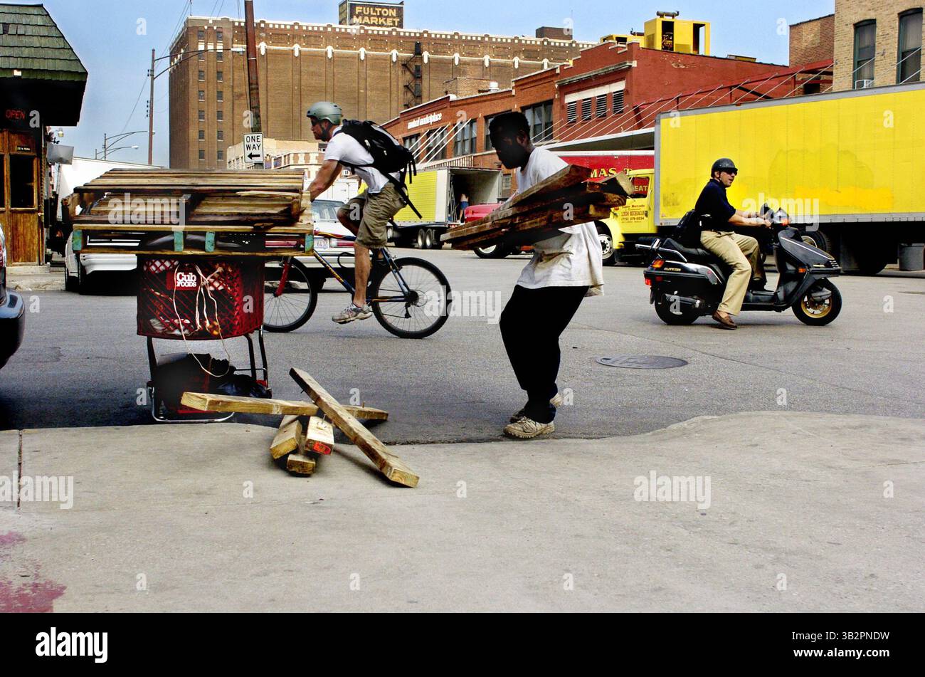 4 settembre 2004 - Chicago, Illinois, USA - per 12 anni Derek Williams, 48, ha trovato lavoro ''Hustling'' intorno a Fulton. Ogni mattina Williams fa numerosi viaggi intorno al mercato della carne raccogliendo frammenti di legno e palati danneggiati che vengono altrimenti scartati. Williams si guadagna da vivere trasportando i suoi reperti nelle vicine strutture di riciclaggio che gli danno "un piccolo cambiamento" per i suoi frammenti di legno. (Immagine di credito: © Elise Bergman/TNS tramite filo ZUMA) Foto Stock