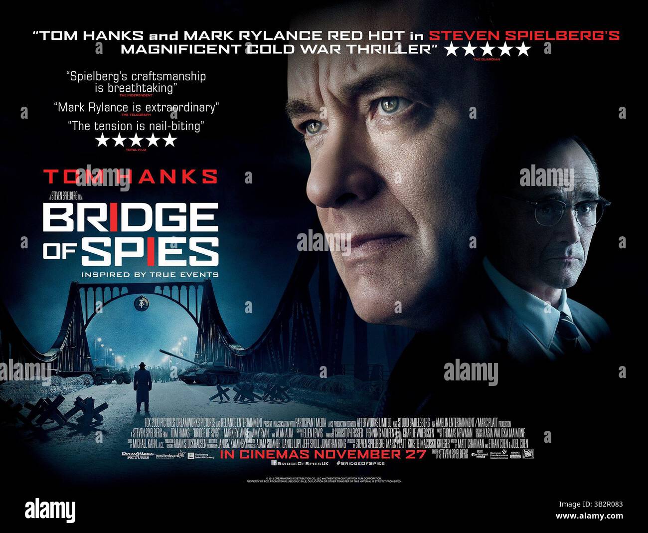 DATA DI USCITA: 16 ottobre 2015TITLE: Bridge of Spies STUDIO: DreamWorks Pictures DIRECTOR: Steven Spielberg TRAMA: Durante la Guerra fredda, un avvocato americano viene reclutato per difendere una spia sovietica arrestata in tribunale, e poi aiuta la CIA a facilitare uno scambio della spia con il pilota di aerei spia statunitense catturato dai sovietici, Francis Gary Powers NELLA FOTO: Tom Hanks poster Art (credito: © DreamWorks Pictures/Entertainment Pictures/ZUMAPRESS.com) Foto Stock