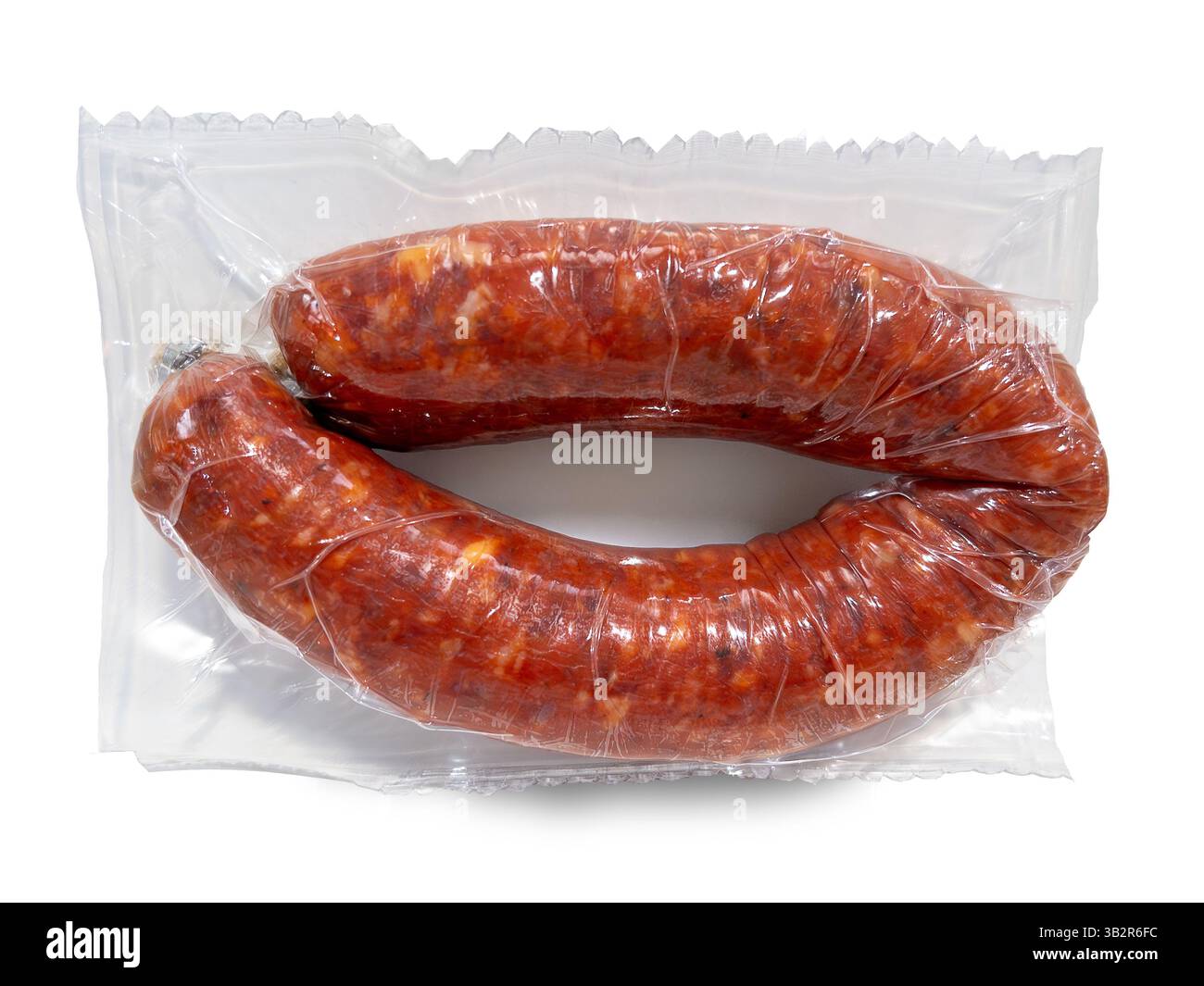 Salsiccia di peperoncino piccante sigillata sottovuoto isolata su bianco con percorso di taglio incluso Foto Stock