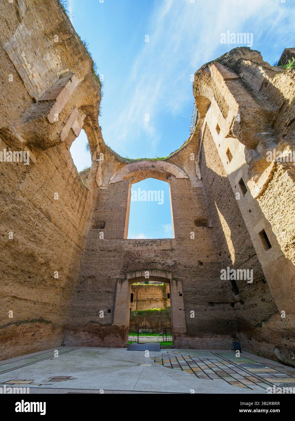 Vestibulum (piccola sala che conduce ad uno spazio più grande) che conduce alla sala termale del Frigidarium - Terme di Caracalla - Roma, Italia Foto Stock