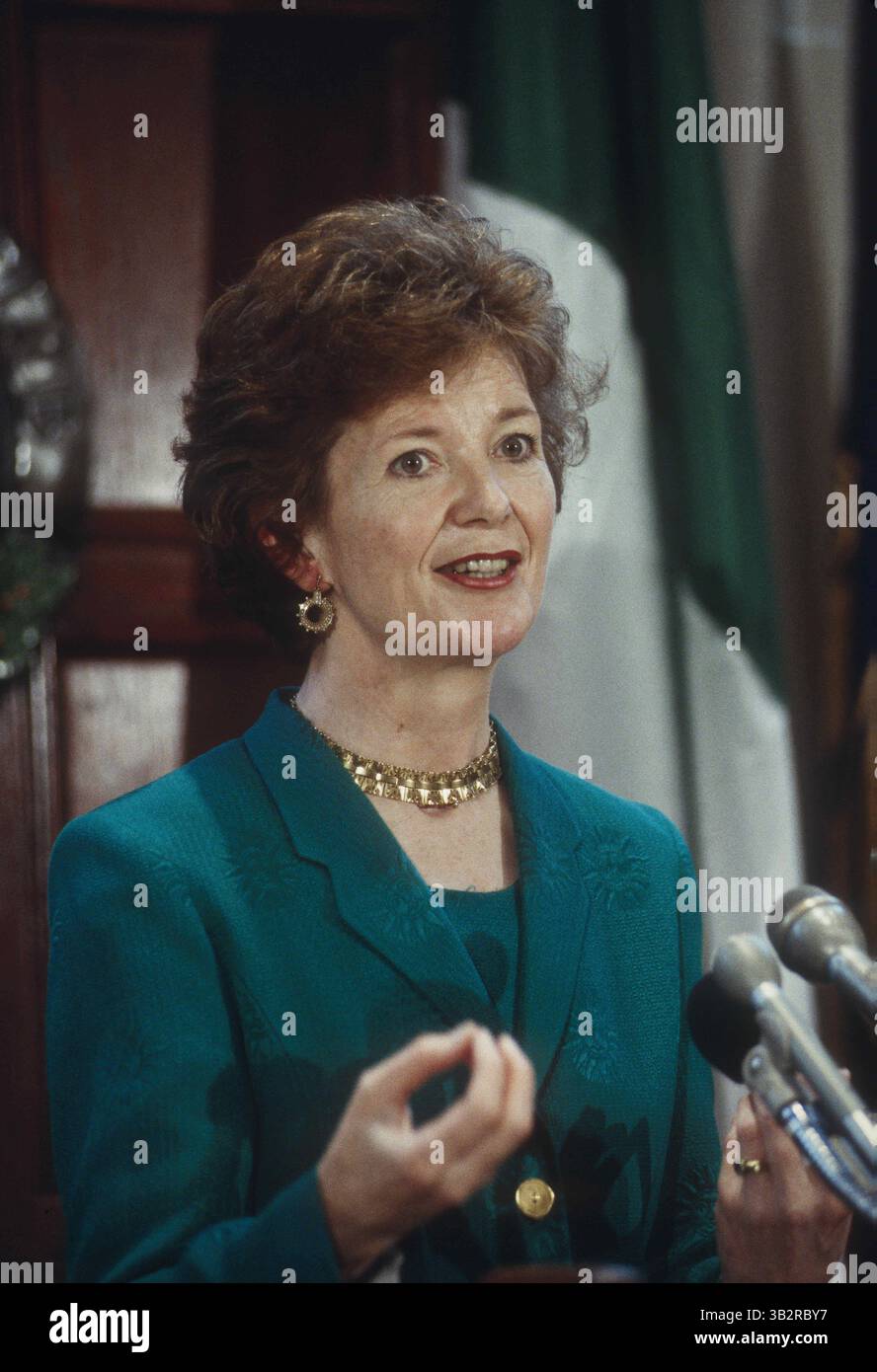 13 dicembre 2015 - Washington, District of Columbia, U. S - il presidente irlandese Mary Robinson ha parlato durante la mattina di "Newsmakers" al National Press Club di Washington, DC. Mary Therese Winifred Robinson è stata la settima e prima donna, presidente dell'Irlanda dal 1990 al 1997 e alto Commissario delle Nazioni Unite per i diritti umani dal 1997 al 2002. (Immagine di credito: © Mark Reinstein via ZUMA Wire) Foto Stock