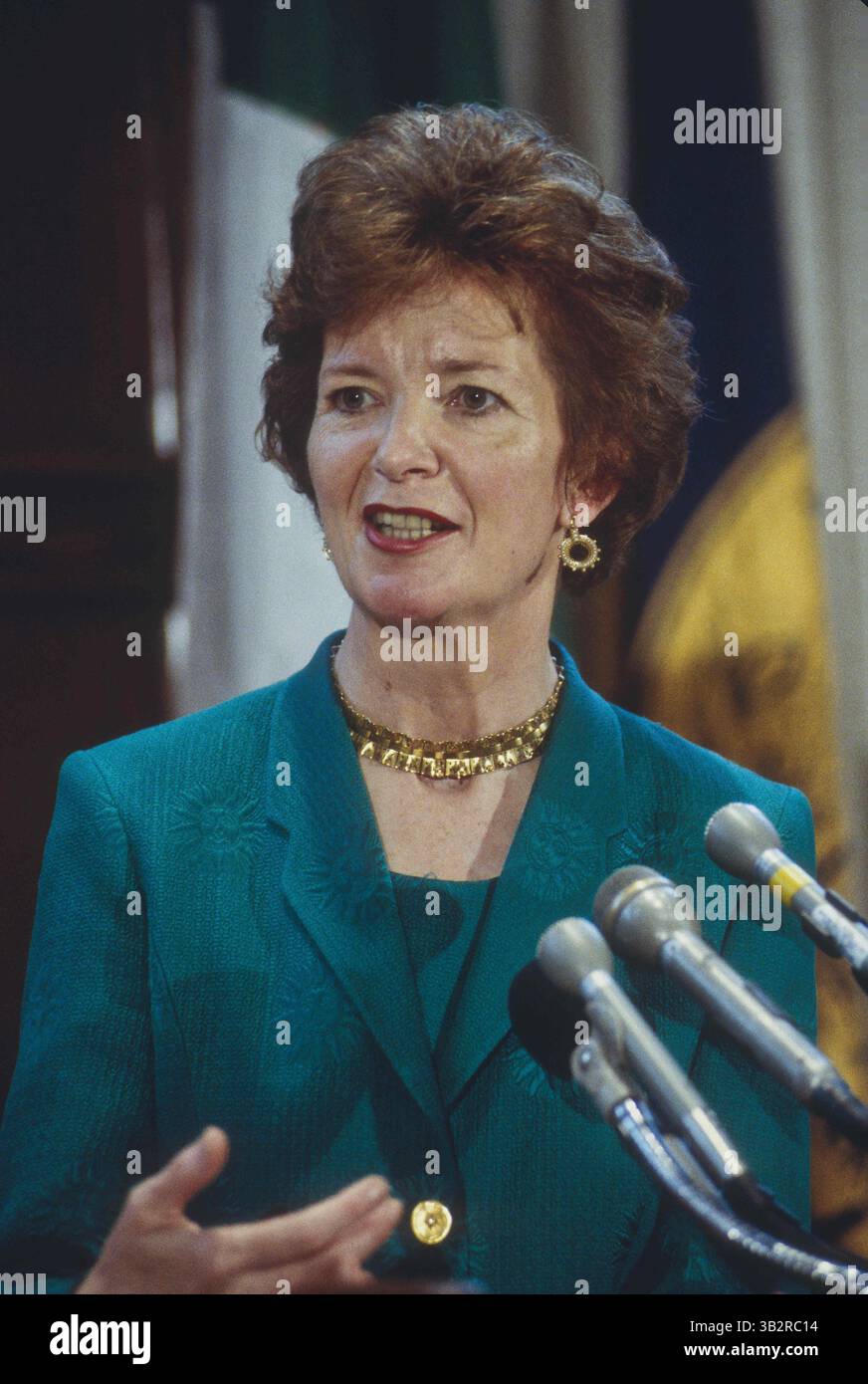 13 dicembre 2015 - Washington, District of Columbia, U. S - il presidente irlandese Mary Robinson ha parlato durante la mattina di "Newsmakers" al National Press Club di Washington, DC. Mary Therese Winifred Robinson è stata la settima e prima donna, presidente dell'Irlanda dal 1990 al 1997 e alto Commissario delle Nazioni Unite per i diritti umani dal 1997 al 2002. (Immagine di credito: © Mark Reinstein via ZUMA Wire) Foto Stock