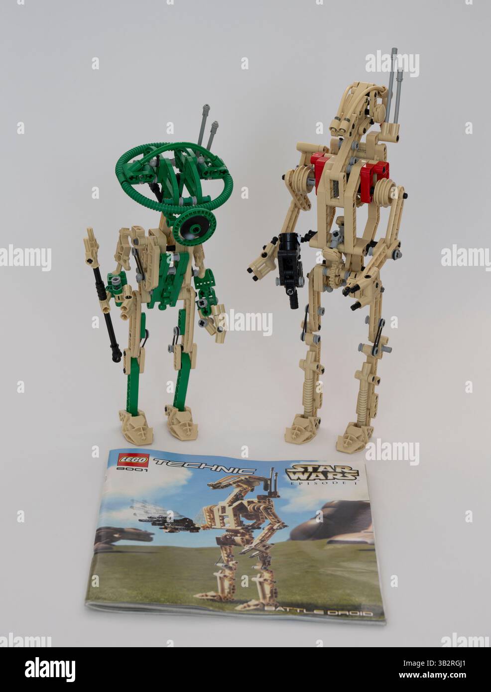 Vintage Lego Star Wars Battle Droid numero 8001 e Pit Droid 8000 nella collezione, entrambi ritirati dalla produzione, ricercati dai collezionisti. Foto Stock