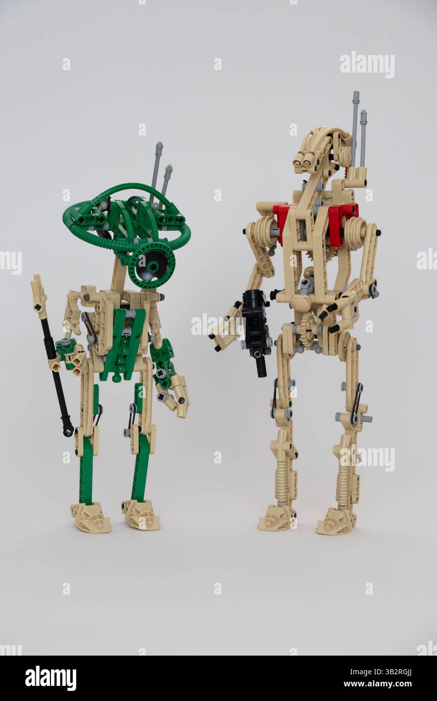 Vintage Lego Star Wars Battle Droid numero 8001 e Pit Droid 8000 nella collezione, entrambi ritirati dalla produzione, ricercati dai collezionisti. Foto Stock