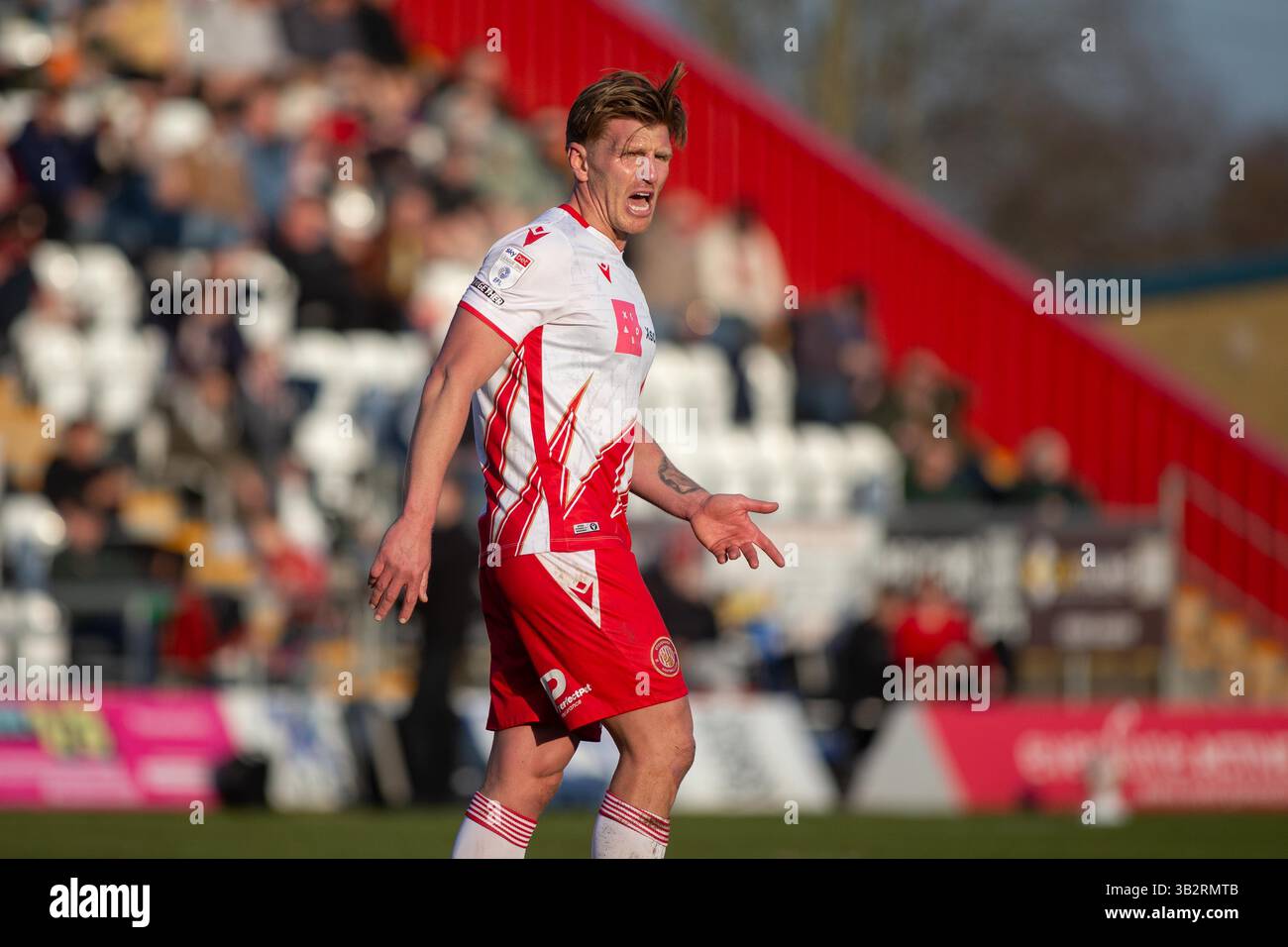 Carl Piergianni durante la partita di calcio mentre giocava come capitano per lo Stevenage Football Club Foto Stock