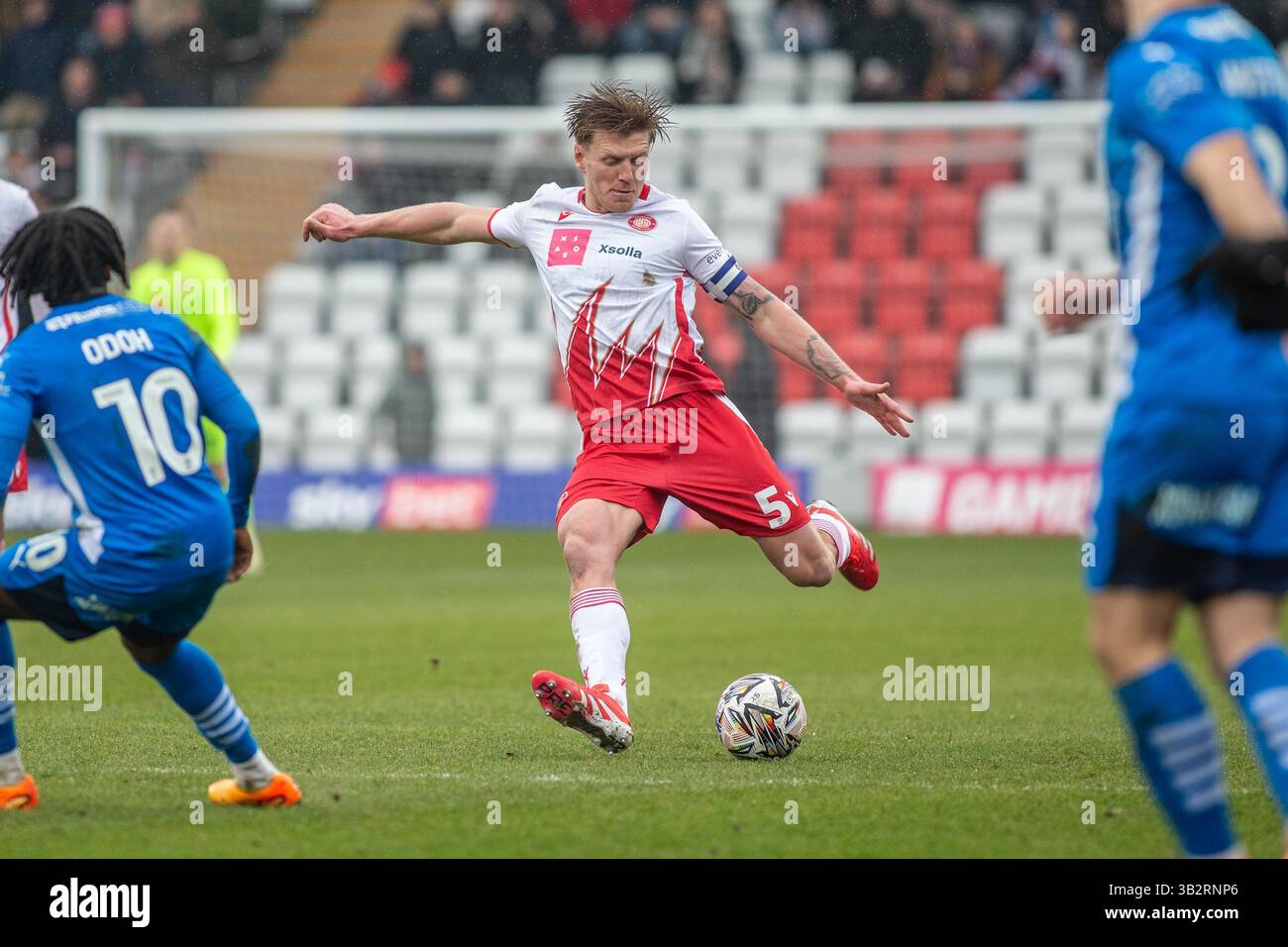 Carl Piergianni durante la partita di calcio mentre giocava come capitano per lo Stevenage Football Club Foto Stock