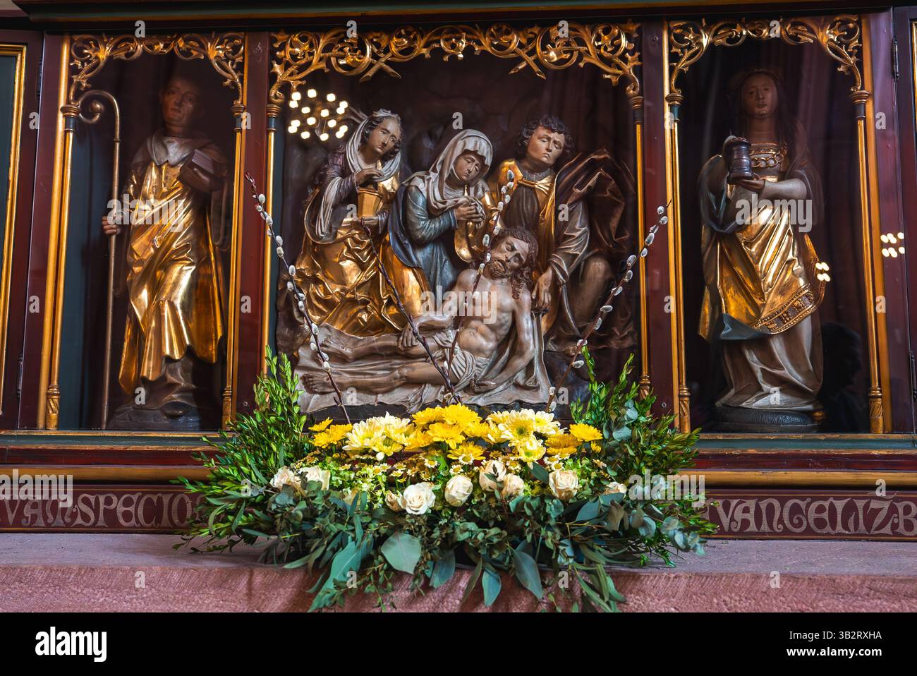 Scultura religiosa con scena della Pietà all'interno di una chiesa di Francoforte Foto Stock