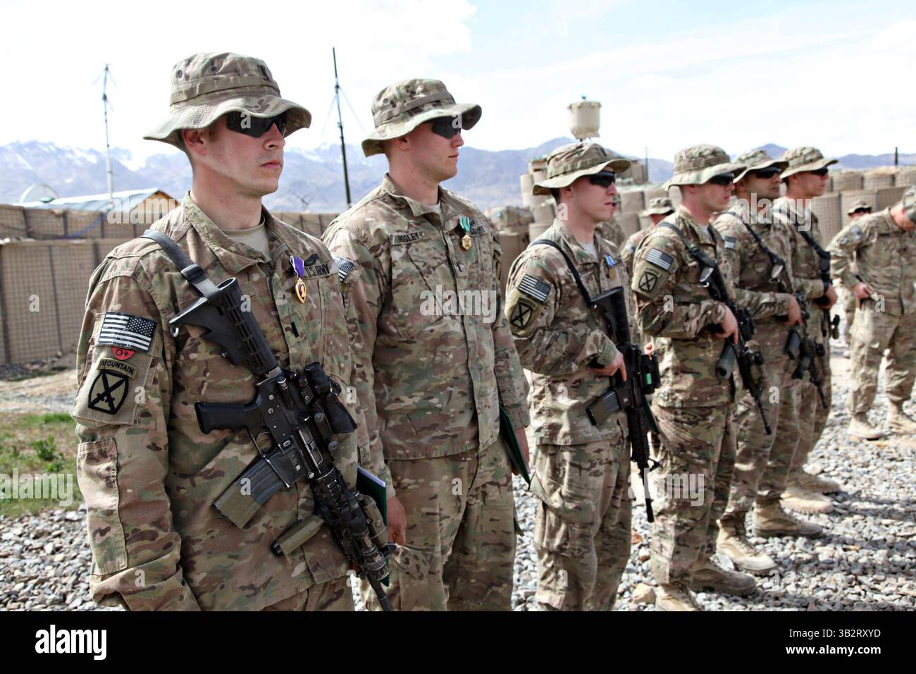 16 aprile 2014 - Sultano Kheyl, Wardak, Afghanistan - soldati statunitensi del 1° Battaglione, 32° Reggimento di fanteria, 3° Brigata Combat Team, 10° Divisione montagna sono all'attenzione durante una cerimonia di medaglia presso la Forward Operating base Sultan Kheyl 16 aprile 2014 nella provincia di Wardak, Afghanistan. (Immagine di credito: © PFC. Dixie Rae Liwanag/Planet Pix via ZUMA Wire) Foto Stock