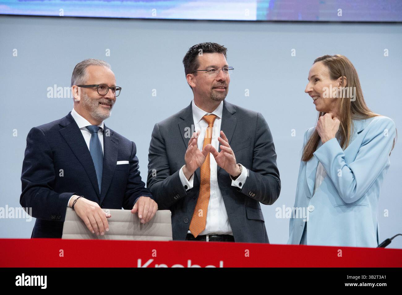 Da sinistra a destra Carsten KNOBEL, Presidente del Consiglio di amministrazione, Mark DORN, membro del Consiglio di amministrazione, responsabile del settore delle imprese Adhesive Technologies, Dott. Simone BAGEL-TRAH, Presidente del Consiglio di vigilanza, Assemblea generale annuale di Henkel AG & Co KGaA il 28 aprile 2025 a Duesseldorf, Foto Stock