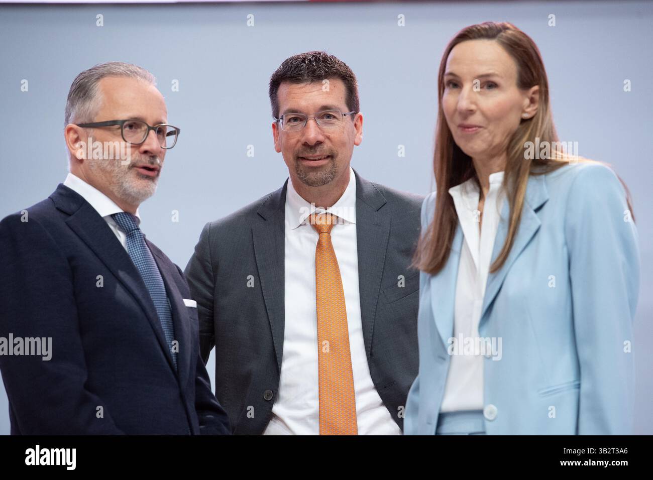 Da sinistra a destra Carsten KNOBEL, Presidente del Consiglio di amministrazione, Mark DORN, membro del Consiglio di amministrazione, responsabile del settore delle imprese Adhesive Technologies, Dott. Simone BAGEL-TRAH, Presidente del Consiglio di vigilanza, Assemblea generale annuale di Henkel AG & Co KGaA il 28 aprile 2025 a Duesseldorf, Foto Stock