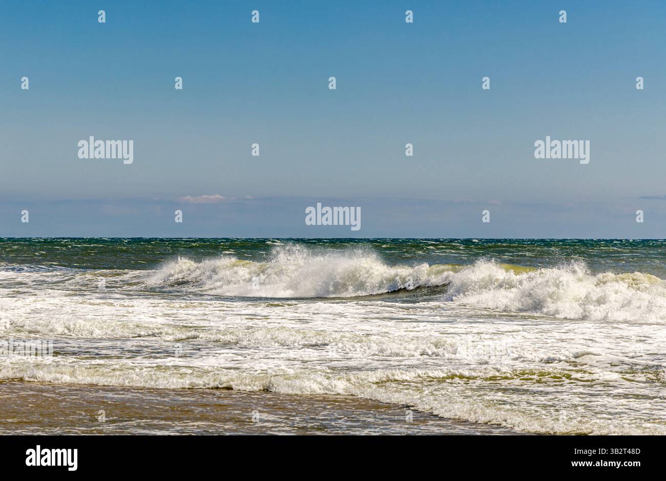infrangere le onde su una spiaggia di amagansett Foto Stock