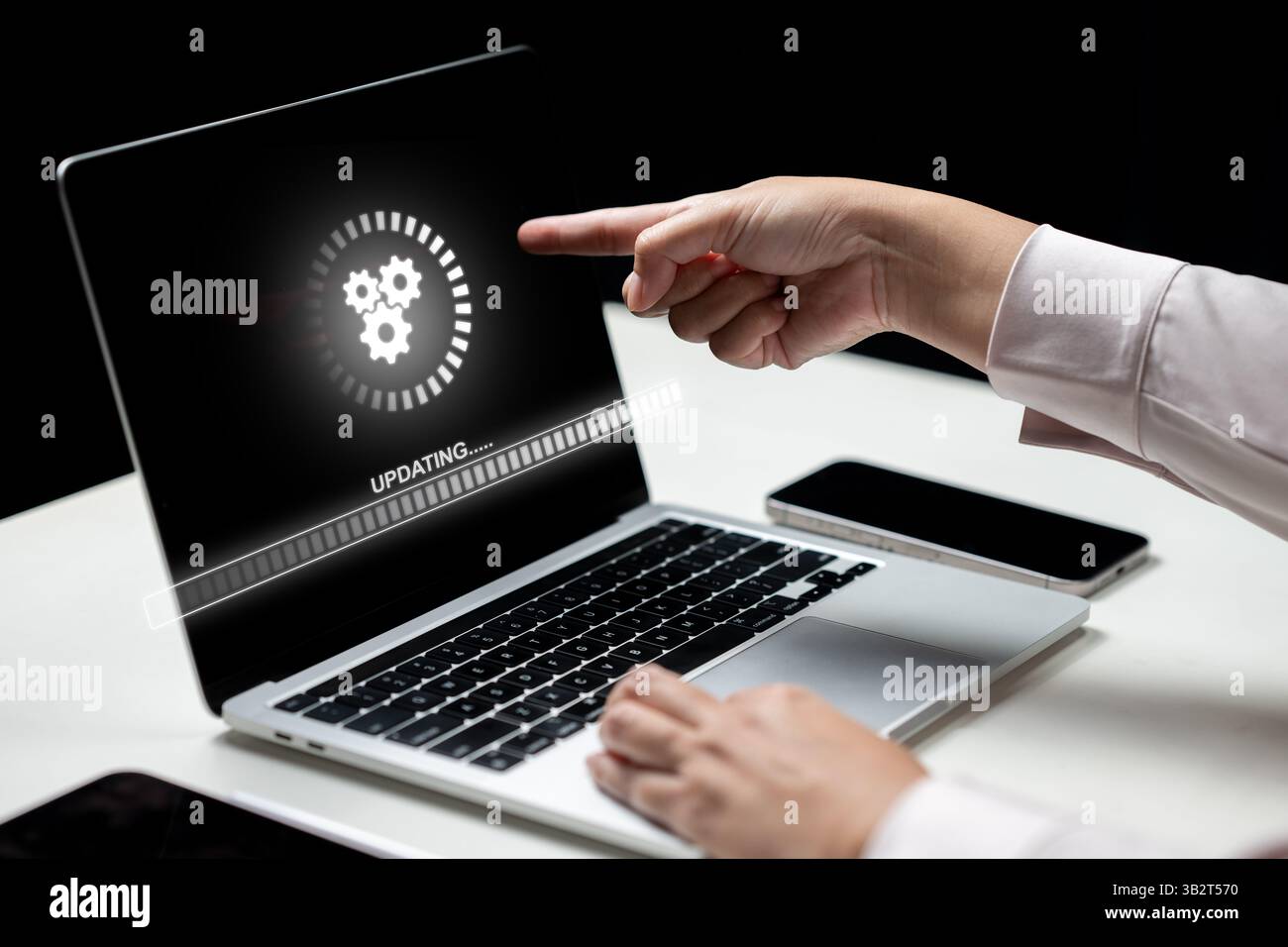 Donna d'affari che utilizza un notebook toccando l'icona della barra di caricamento dell'aggiornamento sullo schermo. Innovazione tecnologica su uno schermo virtuale. Concetto di Foto Stock