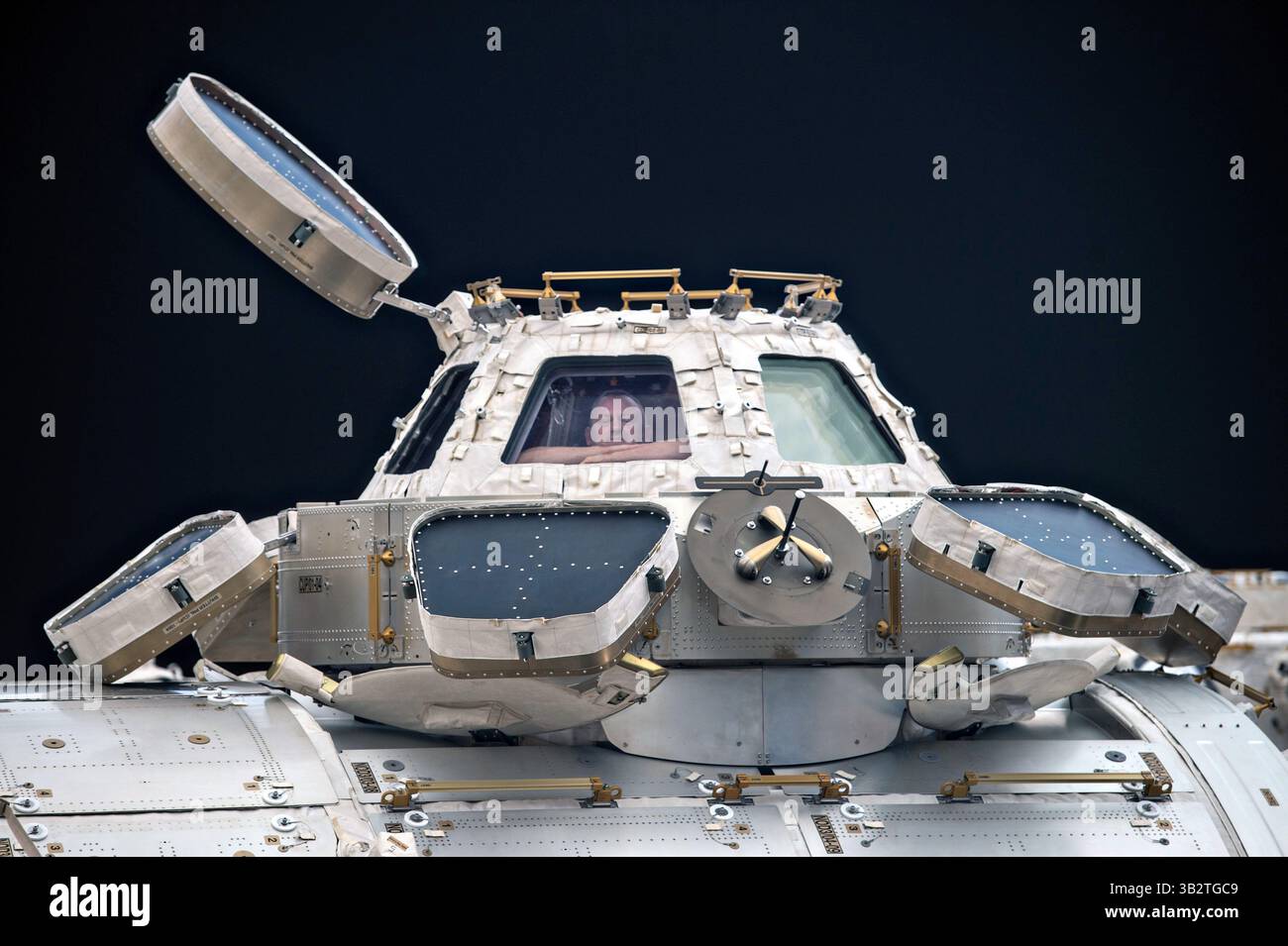 28 dicembre 2014 - stazione spaziale Internazionale, Stati Uniti d'America - l'astronauta statunitense Barry Wilmore, Comandante della spedizione 42 a bordo della stazione spaziale Internazionale guarda fuori dalla stazione di osservazione Cupola il 28 dicembre 2014 a Earth Orbit. (Immagine di credito: © NASA/Planet Pix via ZUMA Wire) Foto Stock 28 dicembre 2014 - stazione spaziale Internazionale, Stati Uniti d'America - l'astronauta statunitense Barry Wilmore, Comandante della spedizione 42 a bordo della stazione spaziale Internazionale guarda fuori dalla stazione di osservazione Cupola il 28 dicembre 2014 a Earth Orbit. (Immagine di credito: © NASA/Planet Pix via ZUMA Wire) Foto Stock