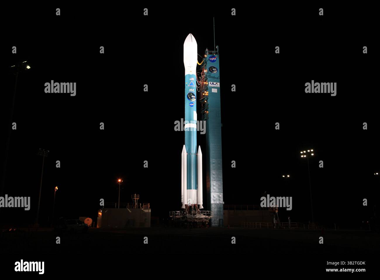29 gennaio 2015 - Vandenberg Afb, California, Stati Uniti d'America - il razzo Delta II della United Launch Alliance con l'osservatorio passivo attivo Soil Moisture a bordo è pronto per il lancio presso lo Space Launch Complex il 2 gennaio 29, 2015 presso la Vandenberg Air Force base, California. Il decollo è stato ridotto a causa dei forti venti ed è stato riprogrammato per il 30 gennaio. (Immagine di credito: © Bill Ingalls/Planet Pix via ZUMA Wire) Foto Stock