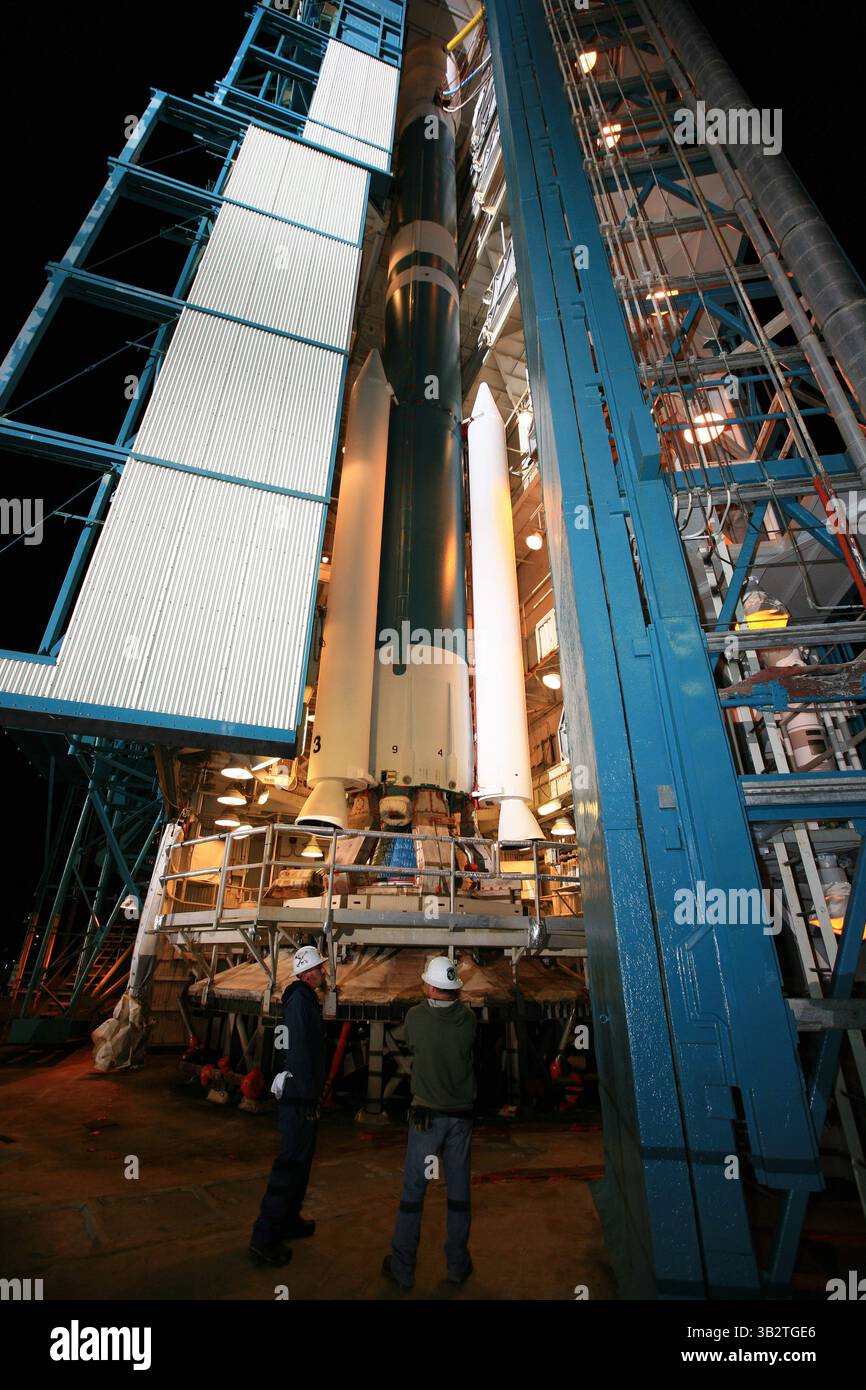 29 gennaio 2015 - Vandenberg Afb, California, Stati Uniti d'America - i lavoratori rimuovono il gantry dal razzo Delta II della United Launch Alliance con l'osservatorio passivo attivo Soil Moisture a bordo è pronto per il lancio allo Space Launch Complex il 2 gennaio 29, 2015 presso la Vandenberg Air Force base, California. Il decollo è stato ridotto a causa dei forti venti ed è stato riprogrammato per il 30 gennaio. (Immagine di credito: © Kim Shiflett/Planet Pix tramite ZUMA Wire) Foto Stock