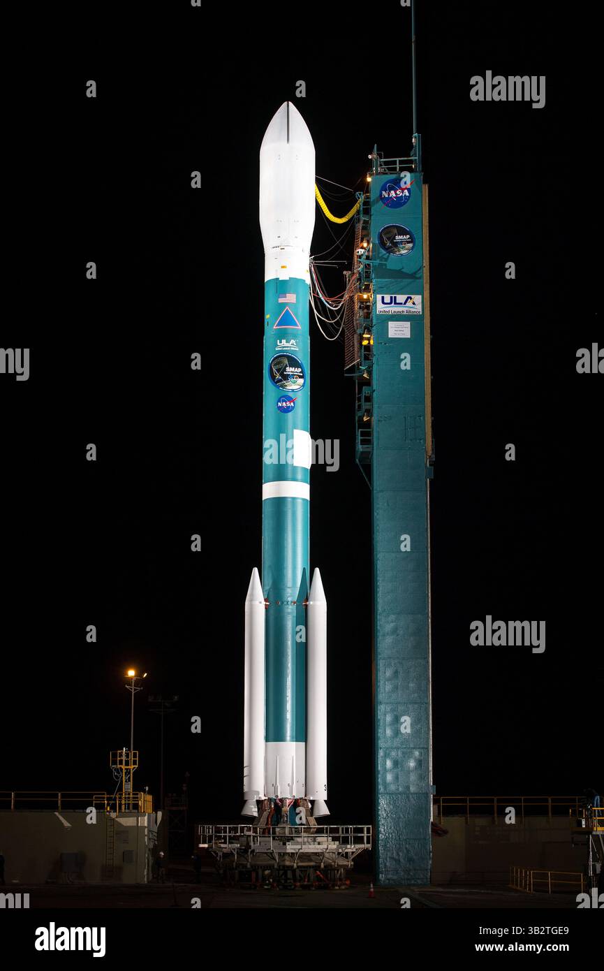 29 gennaio 2015 - Vandenberg Afb, California, Stati Uniti d'America - il razzo Delta II della United Launch Alliance con l'osservatorio passivo attivo Soil Moisture a bordo è pronto per il lancio presso lo Space Launch Complex il 2 gennaio 29, 2015 presso la Vandenberg Air Force base, California. Il decollo è stato ridotto a causa dei forti venti ed è stato riprogrammato per il 30 gennaio. (Immagine di credito: © Bill Ingalls/Planet Pix via ZUMA Wire) Foto Stock
