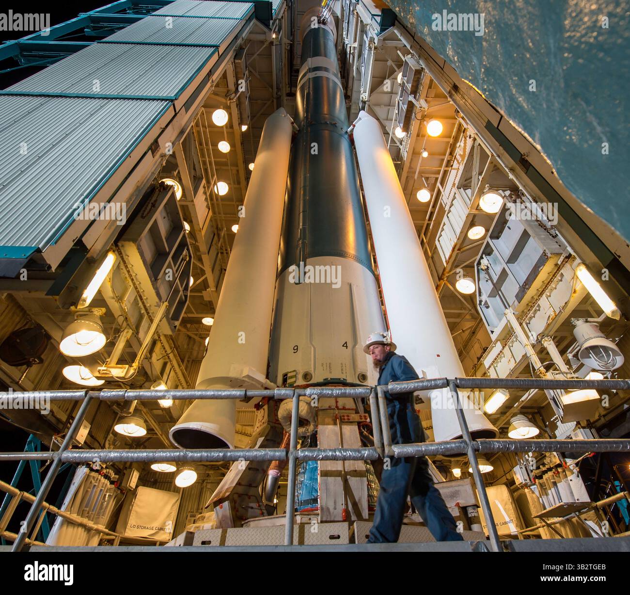 29 gennaio 2015 - Vandenberg Afb, California, Stati Uniti d'America - Un operaio prepara il gantry di lancio per essere ritirato dal razzo Delta II della United Launch Alliance con l'osservatorio passivo attivo Soil Moisture a bordo è pronto per il lancio allo Space Launch Complex il 2 gennaio 29, 2015 presso la Vandenberg Air Force base, California. Il decollo è stato ridotto a causa dei forti venti ed è stato riprogrammato per il 30 gennaio. (Immagine di credito: © Bill Ingalls/Planet Pix via ZUMA Wire) Foto Stock
