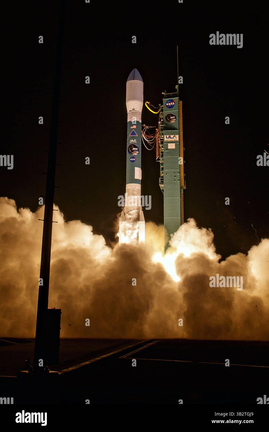 31 gennaio 2015 - Vandenberg Afb, California, Stati Uniti d'America - il razzo Delta II della United Launch Alliance con l'osservatorio passivo attivo Soil Moisture a bordo lancia la mattina presto allo Space Launch Complex 2 gennaio 31, 2015 presso la Vandenberg Air Force base, California. (Immagine di credito: © Bill Ingalls/Planet Pix via ZUMA Wire) Foto Stock