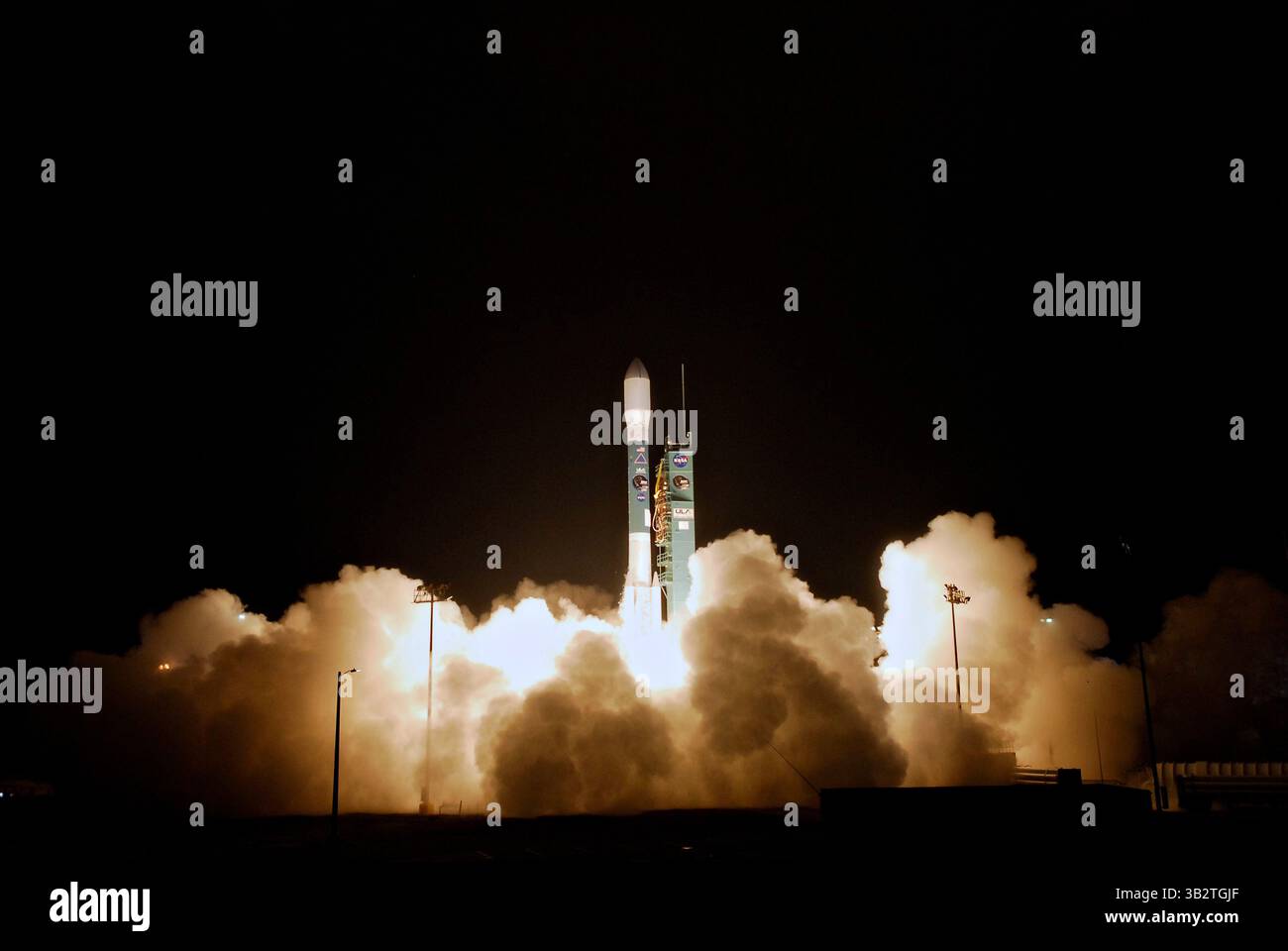 31 gennaio 2015 - Vandenberg Afb, California, Stati Uniti d'America - il razzo Delta II della United Launch Alliance con l'osservatorio passivo attivo Soil Moisture a bordo lancia la mattina presto allo Space Launch Complex 2 gennaio 31, 2015 presso la Vandenberg Air Force base, California. (Immagine di credito: © Kim Shiflett/Planet Pix tramite ZUMA Wire) Foto Stock