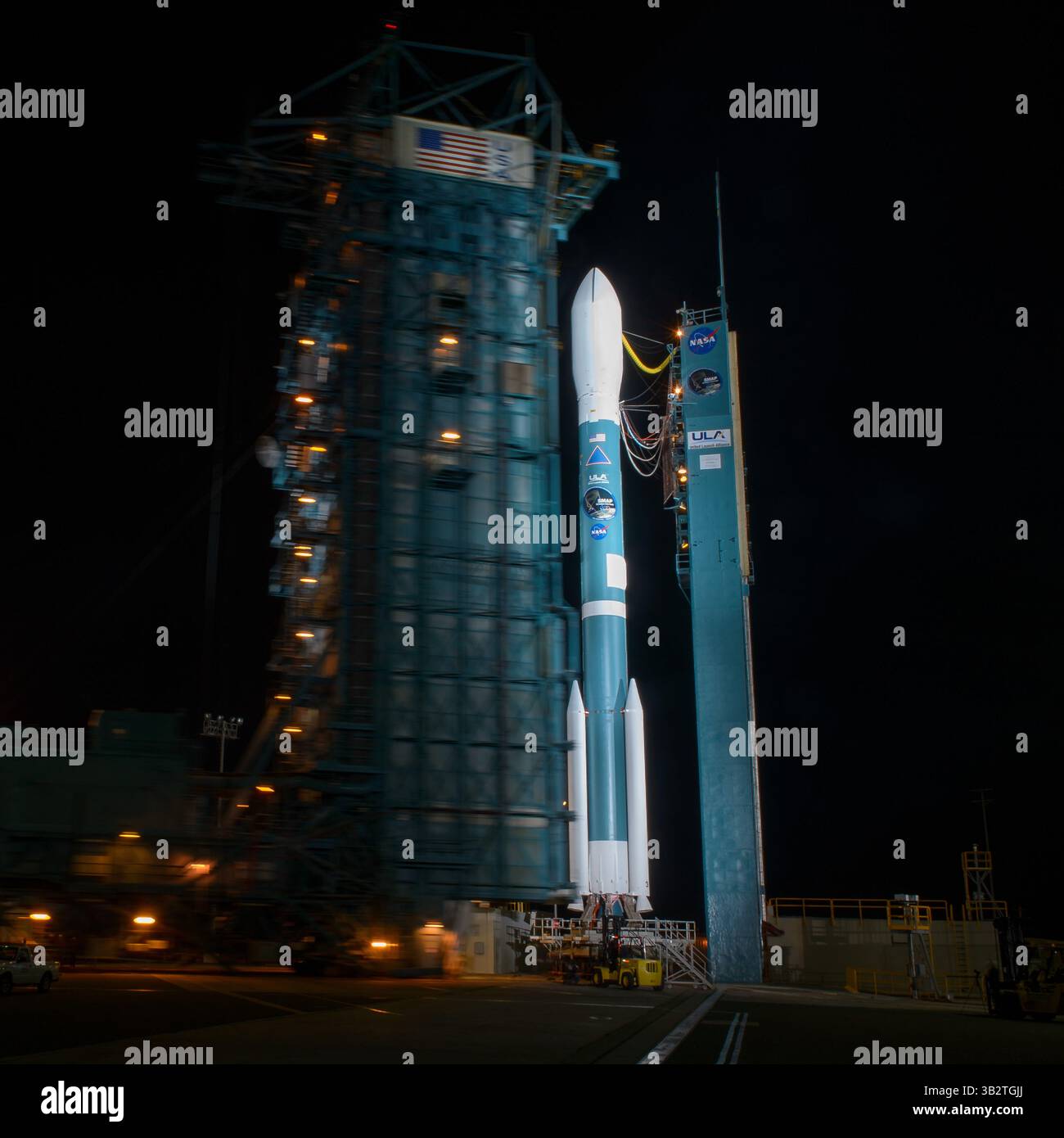 31 gennaio 2015 - Vandenberg Afb, California, Stati Uniti d'America - il razzo Delta II della United Launch Alliance con l'osservatorio passivo attivo Soil Moisture a bordo è pronto per il lancio a tarda notte presso lo Space Launch Complex il 2 gennaio 30, 2015 presso la Vandenberg Air Force base, California. Il decollo è previsto per la mattina presto del 31 gennaio. (Immagine di credito: © Bill Ingalls/Planet Pix via ZUMA Wire) Foto Stock