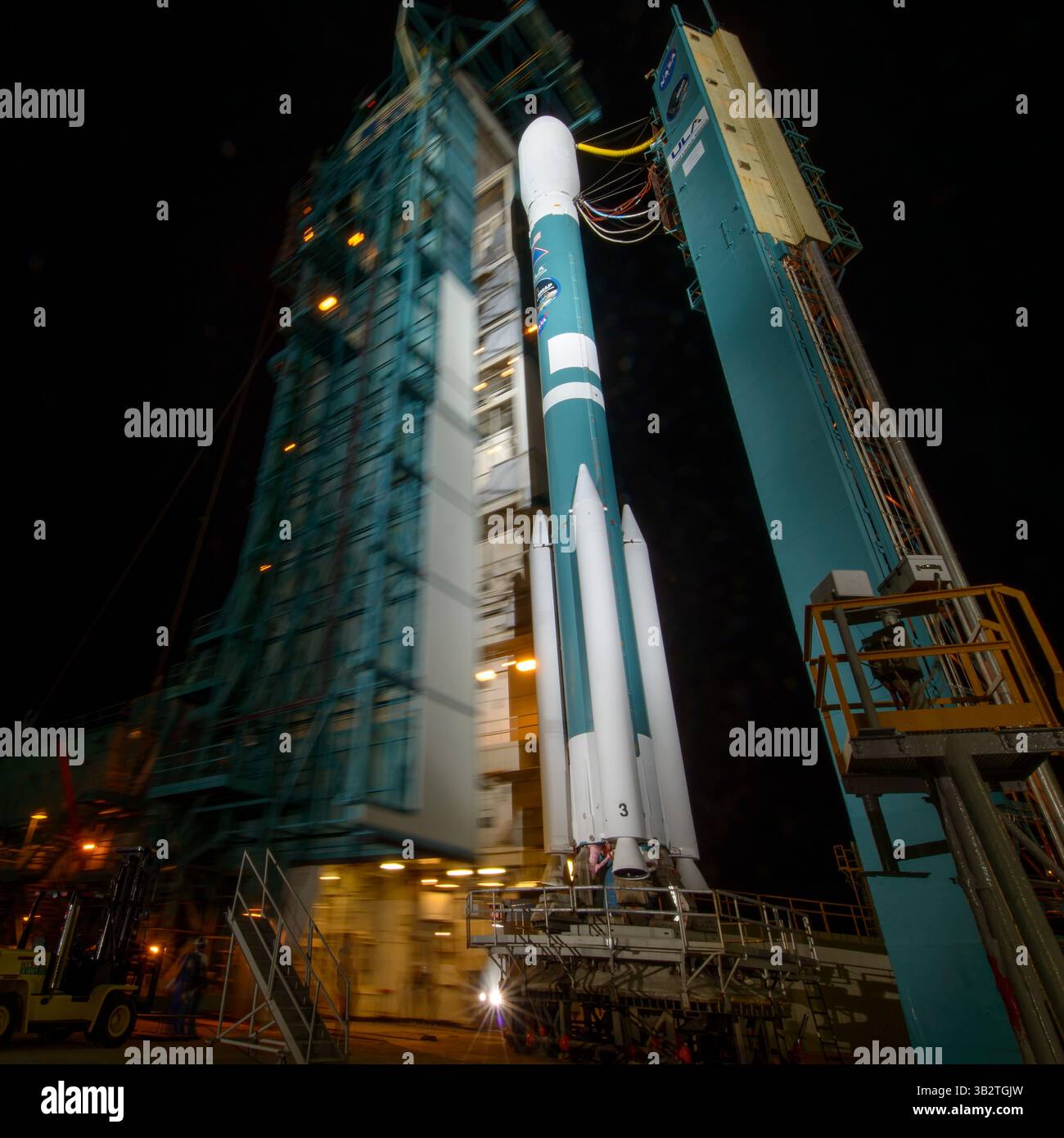 31 gennaio 2015 - Vandenberg Afb, California, Stati Uniti d'America - il razzo Delta II della United Launch Alliance con l'osservatorio passivo attivo Soil Moisture a bordo è pronto per il lancio a tarda notte presso lo Space Launch Complex il 2 gennaio 30, 2015 presso la Vandenberg Air Force base, California. Il decollo è previsto per la mattina presto del 31 gennaio. (Immagine di credito: © Bill Ingalls/Planet Pix via ZUMA Wire) Foto Stock