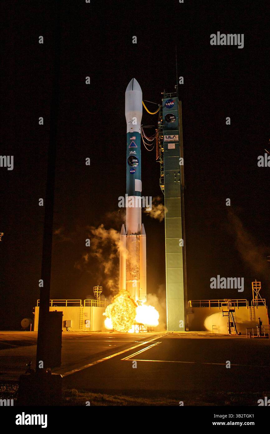 31 gennaio 2015 - Vandenberg Afb, California, Stati Uniti d'America - il razzo Delta II della United Launch Alliance con l'osservatorio passivo attivo Soil Moisture a bordo lancia la mattina presto allo Space Launch Complex 2 gennaio 31, 2015 presso la Vandenberg Air Force base, California. (Immagine di credito: © Bill Ingalls/Planet Pix via ZUMA Wire) Foto Stock