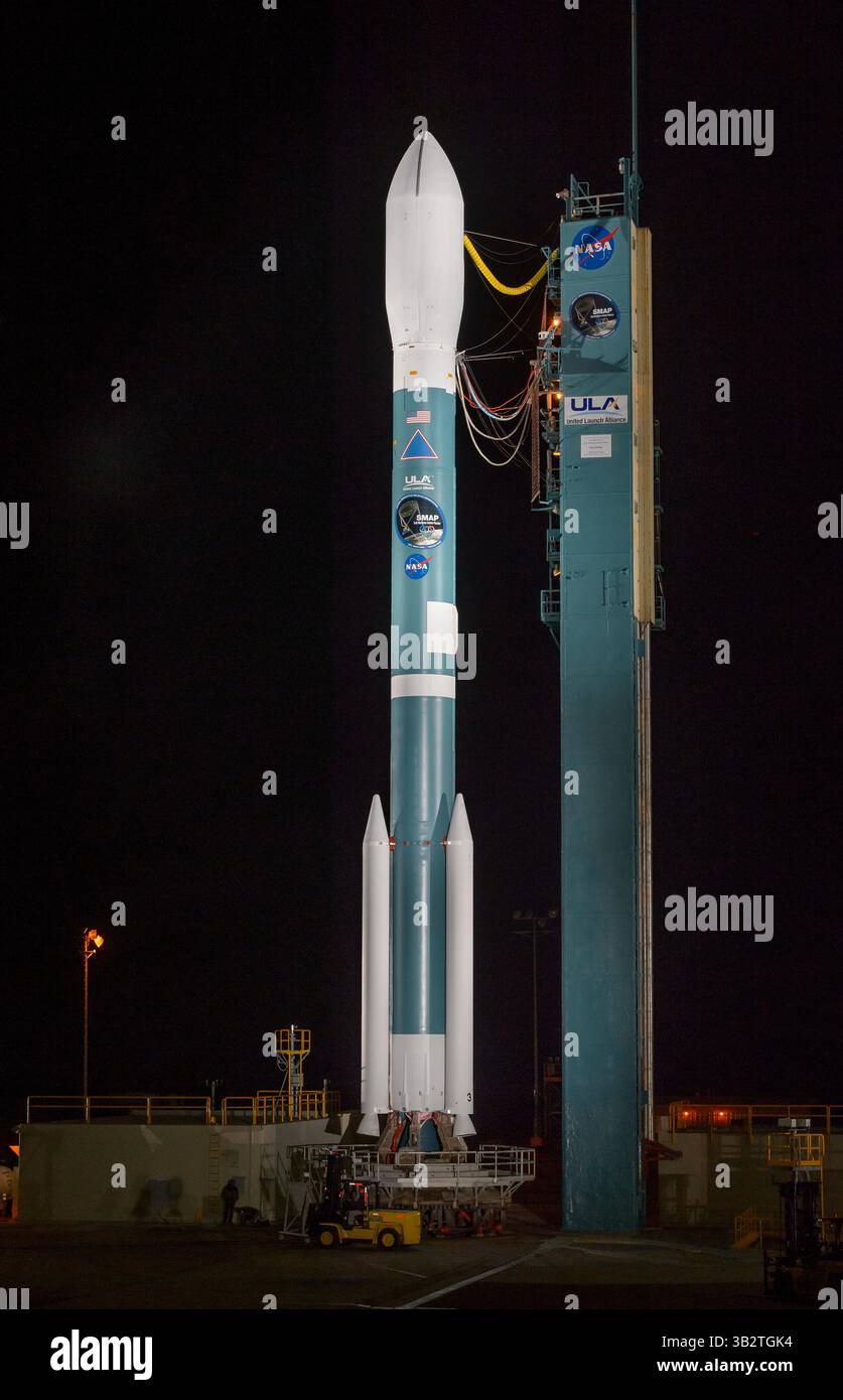 31 gennaio 2015 - Vandenberg Afb, California, Stati Uniti d'America - il razzo Delta II della United Launch Alliance con l'osservatorio passivo attivo Soil Moisture a bordo è pronto per il lancio a tarda notte presso lo Space Launch Complex il 2 gennaio 30, 2015 presso la Vandenberg Air Force base, California. Il decollo è previsto per la mattina presto del 31 gennaio. (Immagine di credito: © Bill Ingalls/Planet Pix via ZUMA Wire) Foto Stock