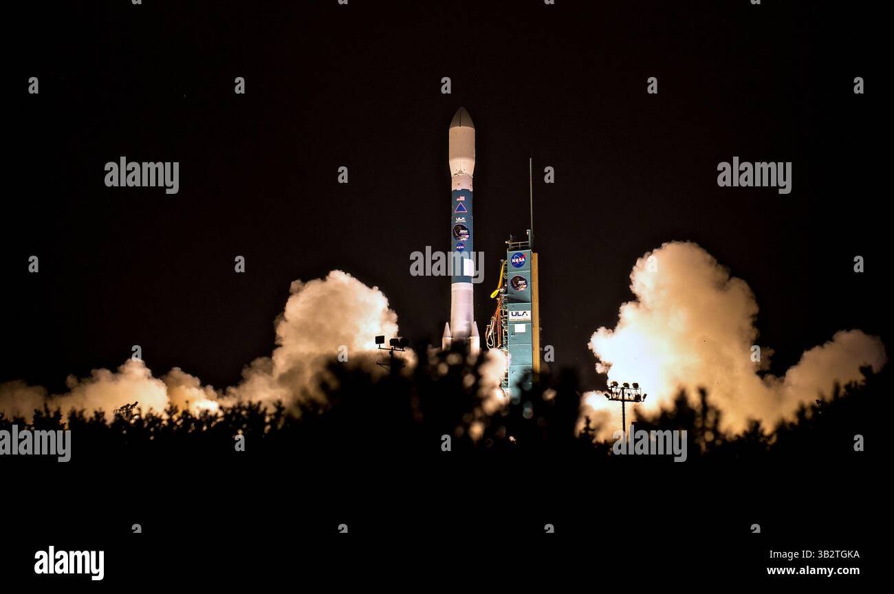 30 gennaio 2015 - Vandenberg Afb, California, Stati Uniti d'America - il razzo Delta II della United Launch Alliance con l'osservatorio passivo attivo Soil Moisture a bordo lancia la mattina presto allo Space Launch Complex 2 gennaio 31, 2015 presso la Vandenberg Air Force base, California. (Immagine di credito: © Bill Ingalls/Planet Pix via ZUMA Wire) Foto Stock