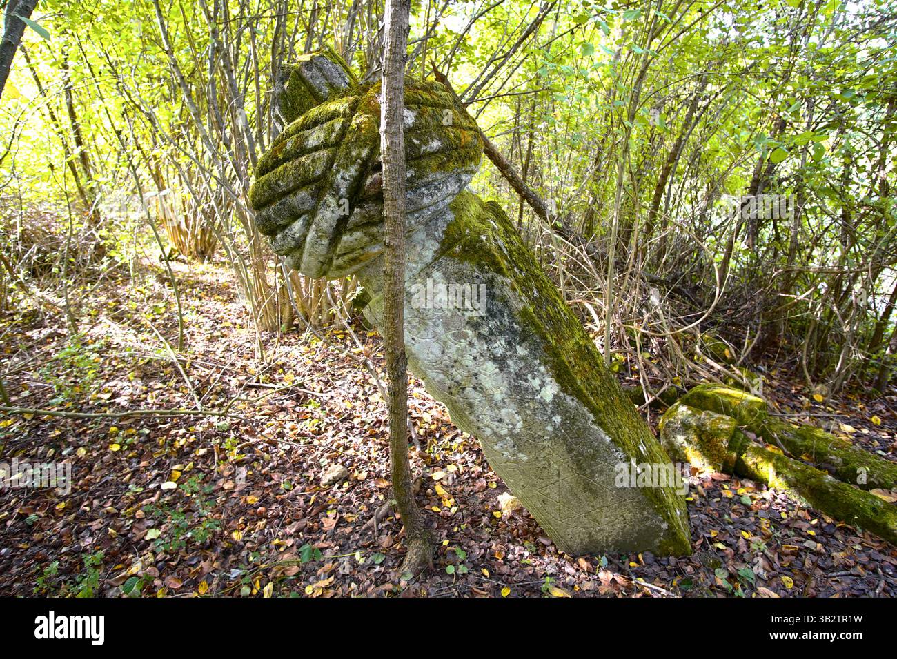 lapide con turbante stilizzato nel cimitero ottomano abbandonato vicino alla fortezza di Havala, Parco Nazionale una - Kulen Vakuf, Bosnia ed Erzegovina (2) Foto Stock