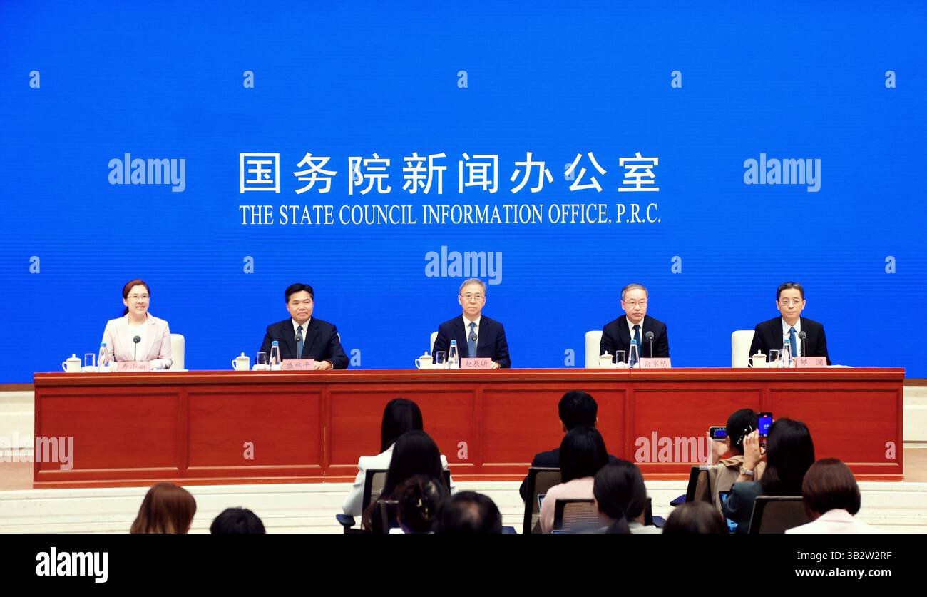 Pechino, Cina. 28 aprile 2025. Il 28 aprile 2025 l'Ufficio di informazione del Consiglio di Stato a Pechino, capitale della Cina, ha tenuto una conferenza stampa sulle misure per mantenere stabile l'occupazione e la performance economica e promuovere uno sviluppo di alta qualità. Crediti: Pan Xu/Xinhua/Alamy Live News Foto Stock