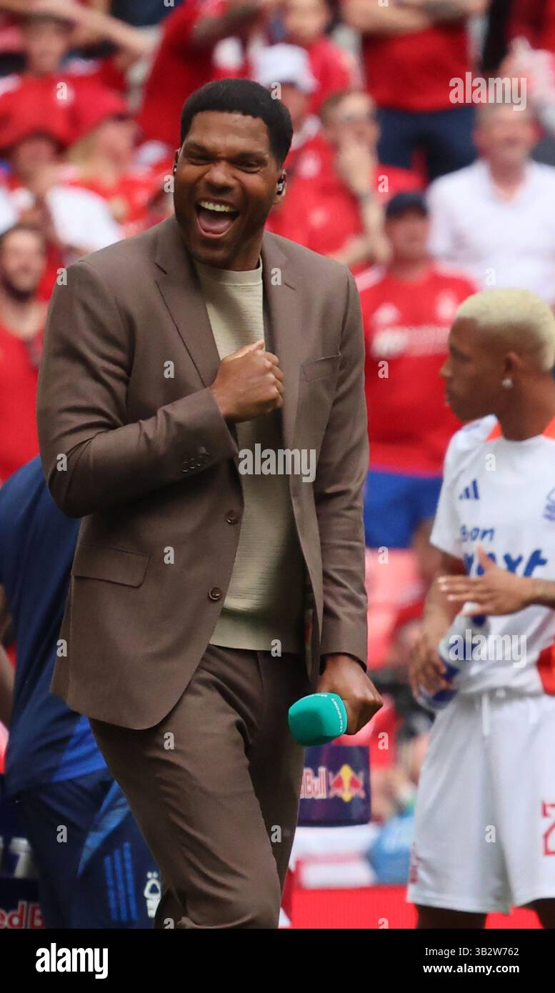 Londra, Regno Unito. 27 aprile 2025. Julian Lescott TV Pundit ed Ex Manchester City Player durante il riscaldamento pre-partita durante la semifinale di fa Cup tra Nottingham Forest e Manchester City allo stadio di Wembley, Londra, il 27 aprile 2025 Credit: Action foto Sport/Alamy Live News Foto Stock