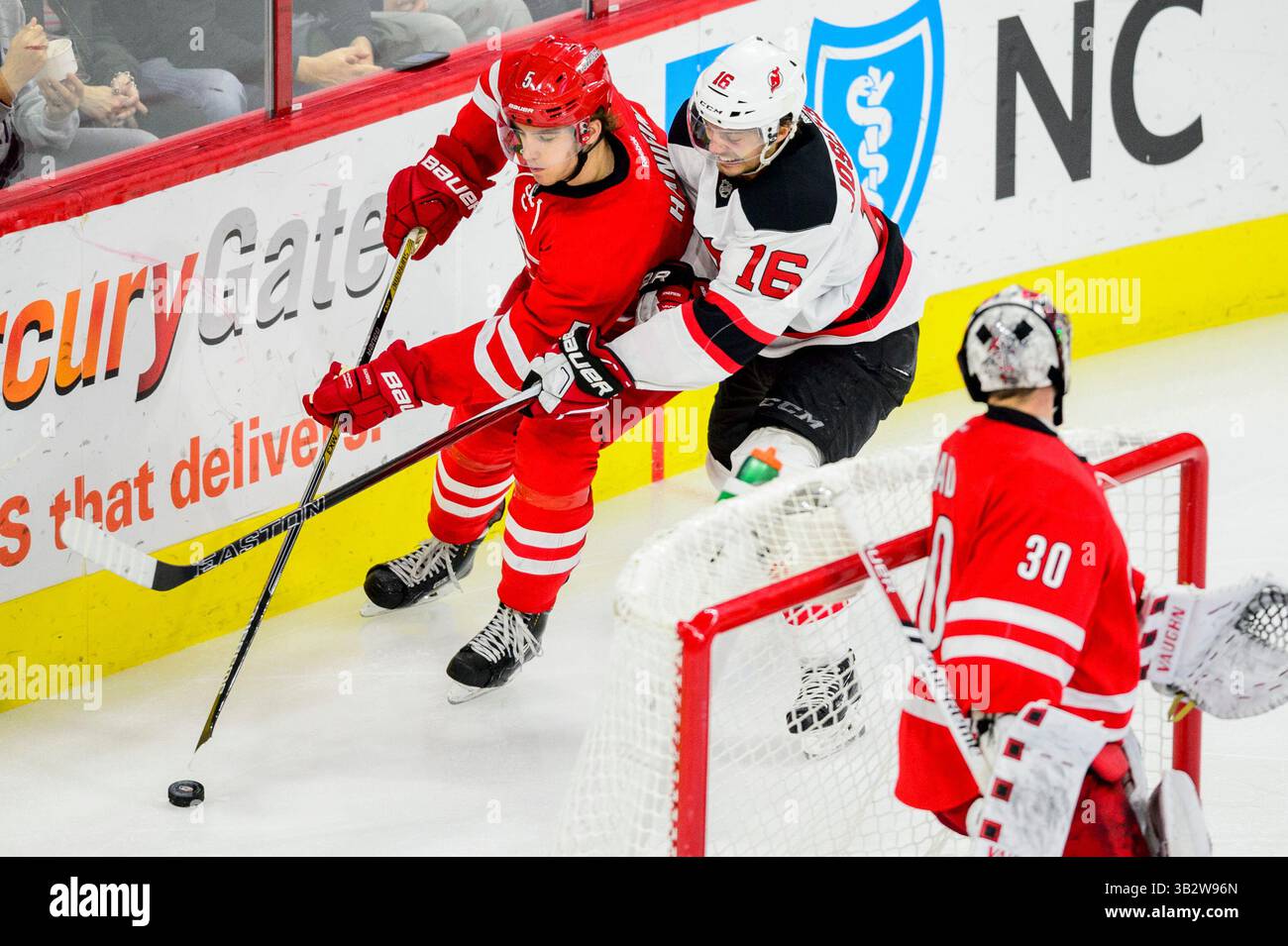 Durante la partita della NHL tra i New Jersey Devils e i Carolina Hurricanes sabato 26 dicembre 2015 alla PNC Arena di Raleigh, North Carolina. Jacob Kupferman/CSM(immagine di credito: © Jacob Kupferman/CSM tramite filo ZUMA) Foto Stock