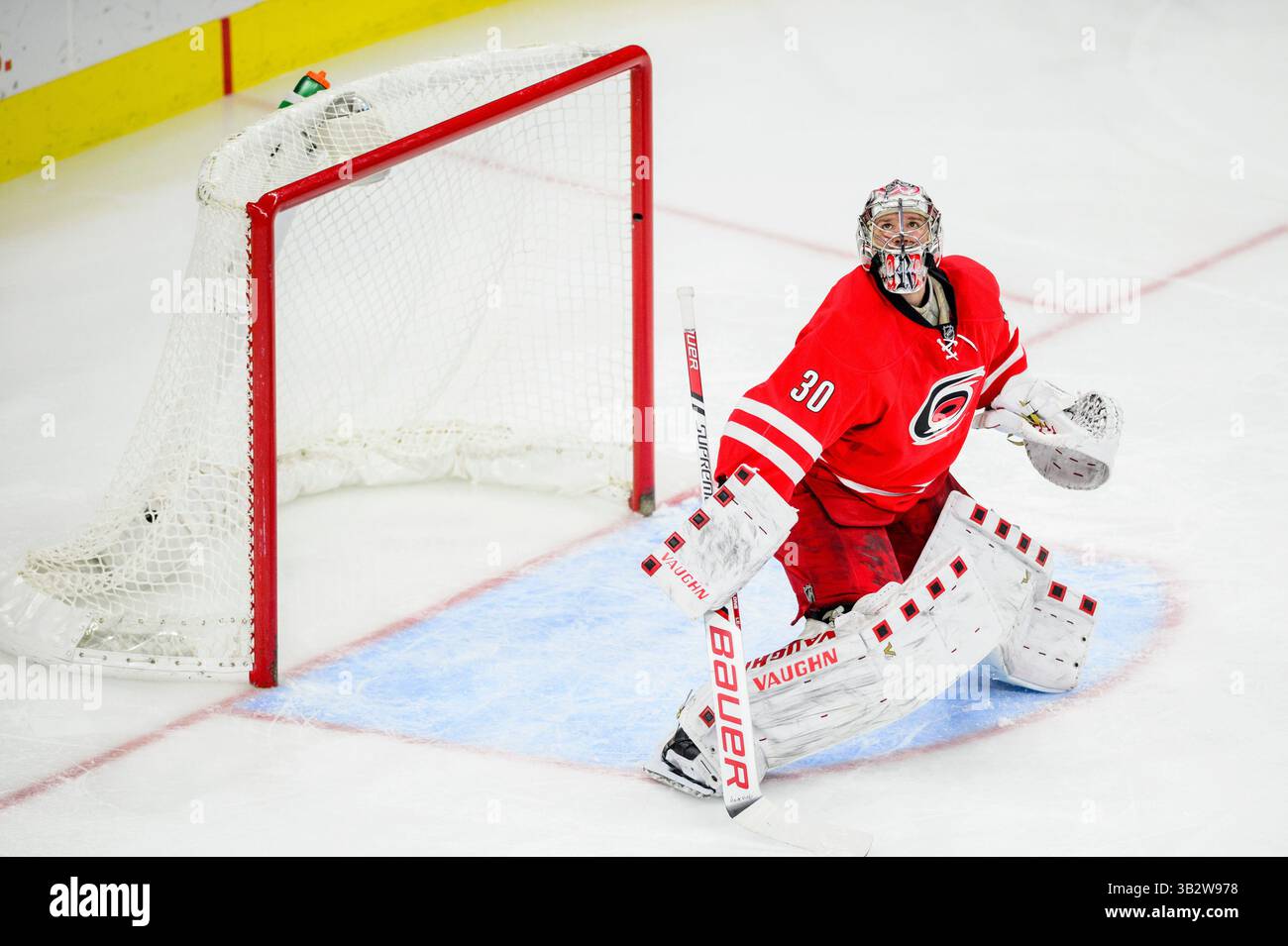 Durante la partita della NHL tra i New Jersey Devils e i Carolina Hurricanes sabato 26 dicembre 2015 alla PNC Arena di Raleigh, North Carolina. Jacob Kupferman/CSM(immagine di credito: © Jacob Kupferman/CSM tramite filo ZUMA) Foto Stock
