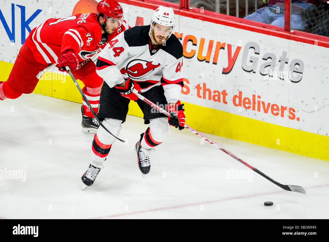 Durante la partita della NHL tra i New Jersey Devils e i Carolina Hurricanes sabato 26 dicembre 2015 alla PNC Arena di Raleigh, North Carolina. Jacob Kupferman/CSM(immagine di credito: © Jacob Kupferman/CSM tramite filo ZUMA) Foto Stock