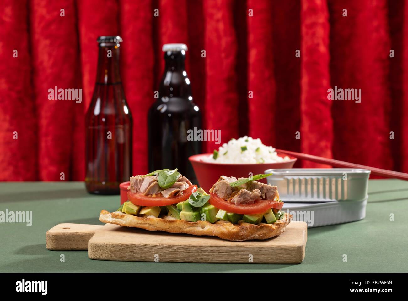 Panini di tonno su un tavolo accanto a limonata e birra, in un design moderno degli interni. Foto di alta qualità Foto Stock