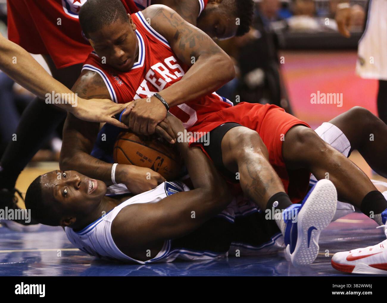 28 febbraio 2016 - Orlando, FL, USA - la guardia magica di Orlando Victor Oladipo combatte per il possesso sul pavimento con Isaiah Canaan dei Philadelphia 76ers domenica 28 febbraio 2016, presso l'Amway Center di Orlando, Flag. (Immagine di credito: © Charles King/TNS via ZUMA Wire) Foto Stock