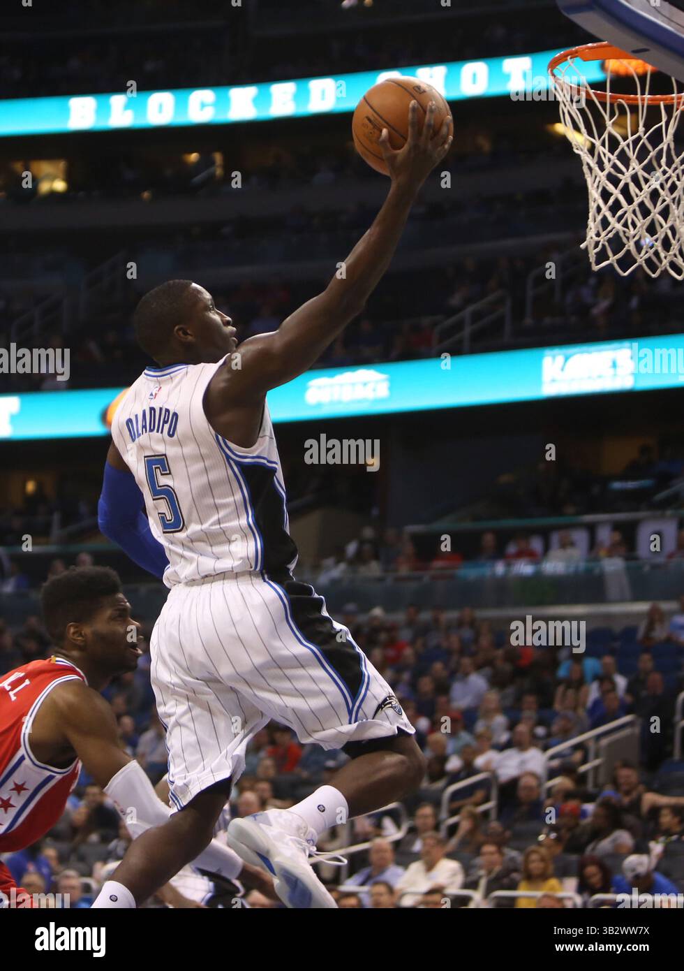 28 febbraio 2016 - Orlando, FL, USA - la guardia magica di Orlando Victor Oladipo segna su un livello, superando il Nerlens Noel dei Philadelphia 76ers domenica 28 febbraio 2016, presso l'Amway Center di Orlando, Flag. (Immagine di credito: © Charles King/TNS via ZUMA Wire) Foto Stock