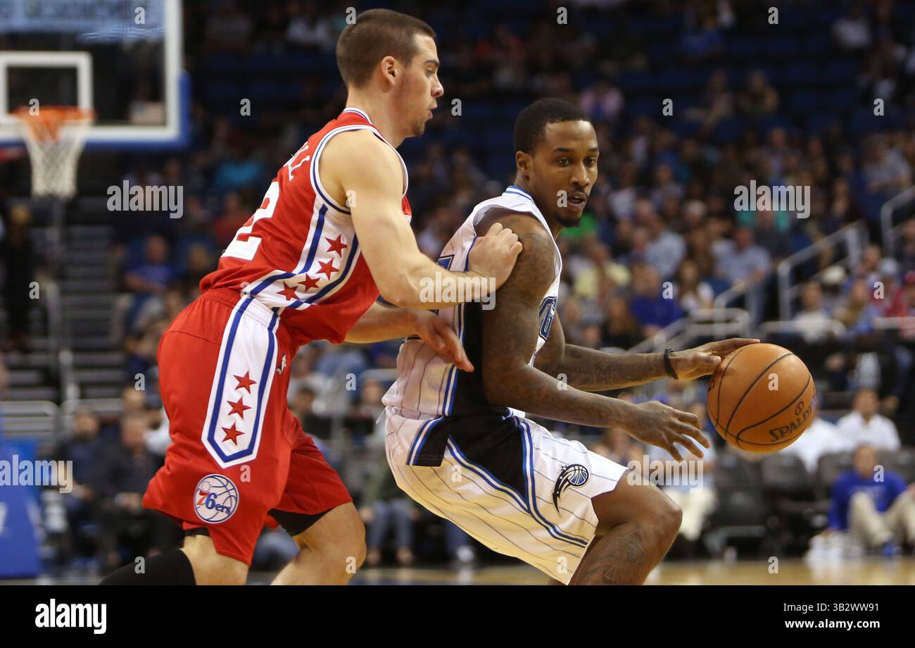 28 febbraio 2016 - Orlando, FL, USA - la guardia magica di Orlando Brandon Jennings è difesa da T.j. McConnell dei Philadelphia 76ers domenica 28 febbraio 2016, presso l'Amway Center di Orlando, Flag. (Credit Image: © Charles King/TNS via ZUMA Wire) Foto Stock
