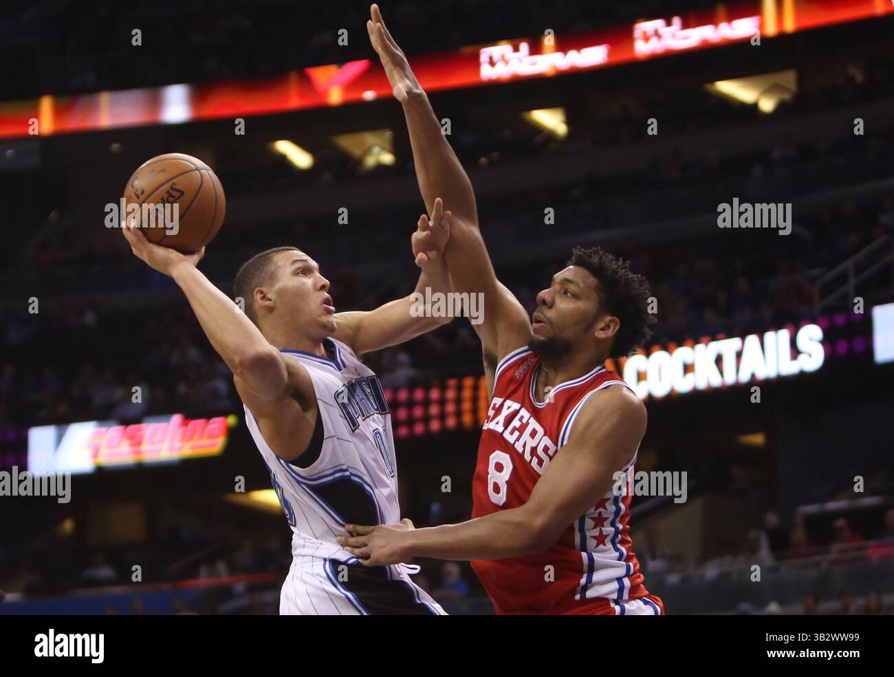 28 febbraio 2016 - Orlando, FL, USA - l'attaccante degli Orlando Magic Aaron Gordon si prepara a un tiro contro i Philadelphia 76ers' Jahlil Okafor domenica 28 febbraio 2016, all'Amway Center di Orlando, Flag. (Immagine di credito: © Charles King/TNS via ZUMA Wire) Foto Stock