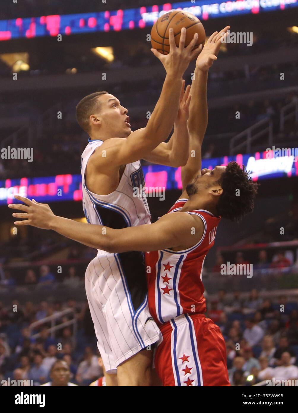 28 febbraio 2016 - Orlando, FL, USA - l'attaccante degli Orlando Magic Aaron Gordon si prepara a un tiro contro i Philadelphia 76ers' Jahlil Okafor domenica 28 febbraio 2016, all'Amway Center di Orlando, Flag. (Immagine di credito: © Charles King/TNS via ZUMA Wire) Foto Stock