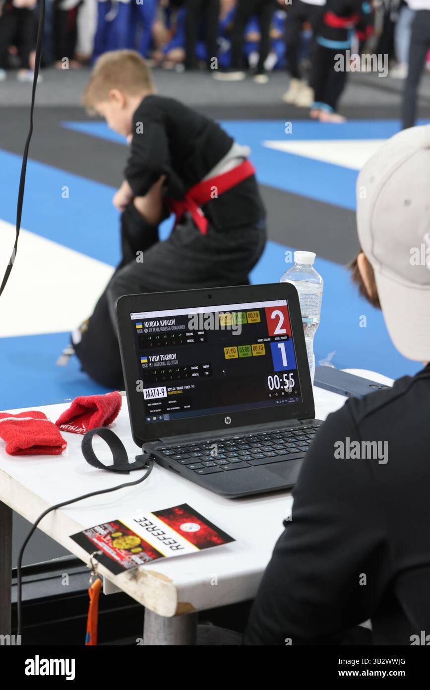 ODESSA, UCRAINA - 6 aprile 2025: Sfidante nazionale ucraino jiu jitsu i giovani atleti conducono intensi combattimenti, combattimenti sul tatami per i campioni Foto Stock