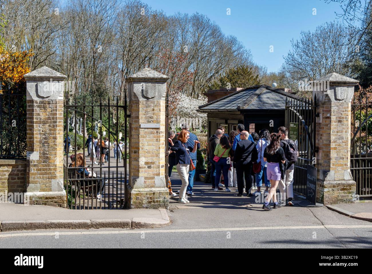 Turisti che visitano Highgate East Cemetery, luogo di sepoltura di Karl Mark, North London, Regno Unito Foto Stock