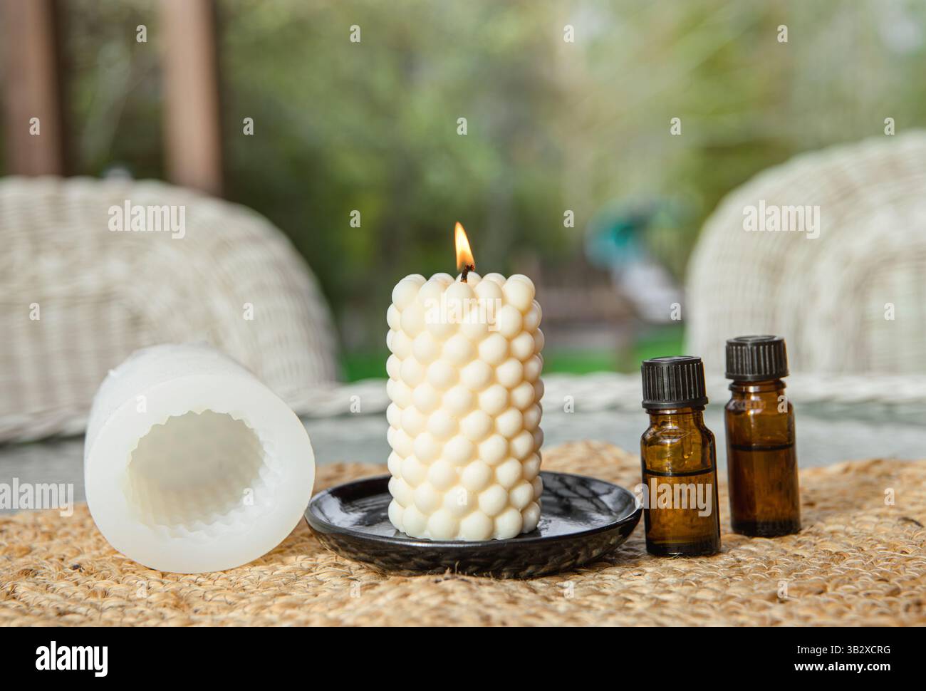 Candela repellente per zanzare profumata fatta a mano all'aperto nel patio di casa in giardino. Foto Stock