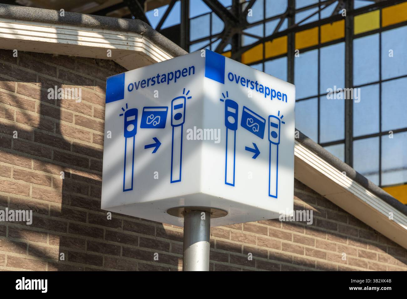 Cartello "overstappen" in una stazione ferroviaria che mostra come effettuare il check-in e il check-out con un OV-chipkaart quando si cambia mezzo di trasporto, con Clear ic Foto Stock