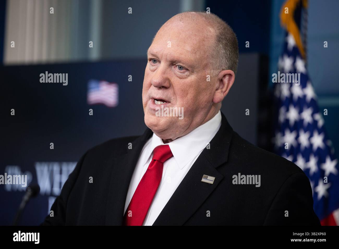Washington, Stati Uniti. 28 aprile 2025. Lo "zar di confine" della Casa Bianca Tom Homan e il segretario alla stampa della Casa Bianca Karoline Leavitt tengono un briefing alla Casa Bianca lunedì 28 aprile 2025. Homan ha dato un aggiornamento sul confine meridionale degli Stati Uniti. Foto di Francis Chung/UPI credito: UPI/Alamy Live News Foto Stock