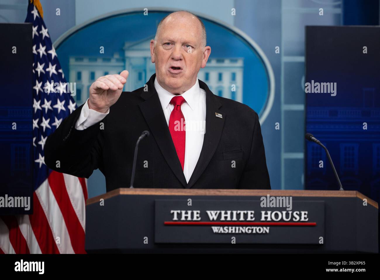 Washington, Stati Uniti. 28 aprile 2025. Lo "zar di confine" della Casa Bianca Tom Homan e il segretario alla stampa della Casa Bianca Karoline Leavitt tengono un briefing alla Casa Bianca lunedì 28 aprile 2025. Homan ha dato un aggiornamento sul confine meridionale degli Stati Uniti. Foto di Francis Chung/UPI credito: UPI/Alamy Live News Foto Stock