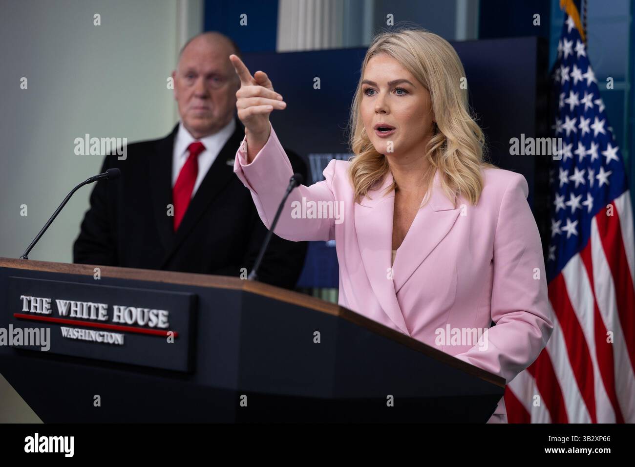 Washington, Stati Uniti. 28 aprile 2025. Lo "zar di confine" della Casa Bianca Tom Homan e il segretario alla stampa della Casa Bianca Karoline Leavitt tengono un briefing alla Casa Bianca lunedì 28 aprile 2025. Homan ha dato un aggiornamento sul confine meridionale degli Stati Uniti. Foto di Francis Chung/UPI credito: UPI/Alamy Live News Foto Stock