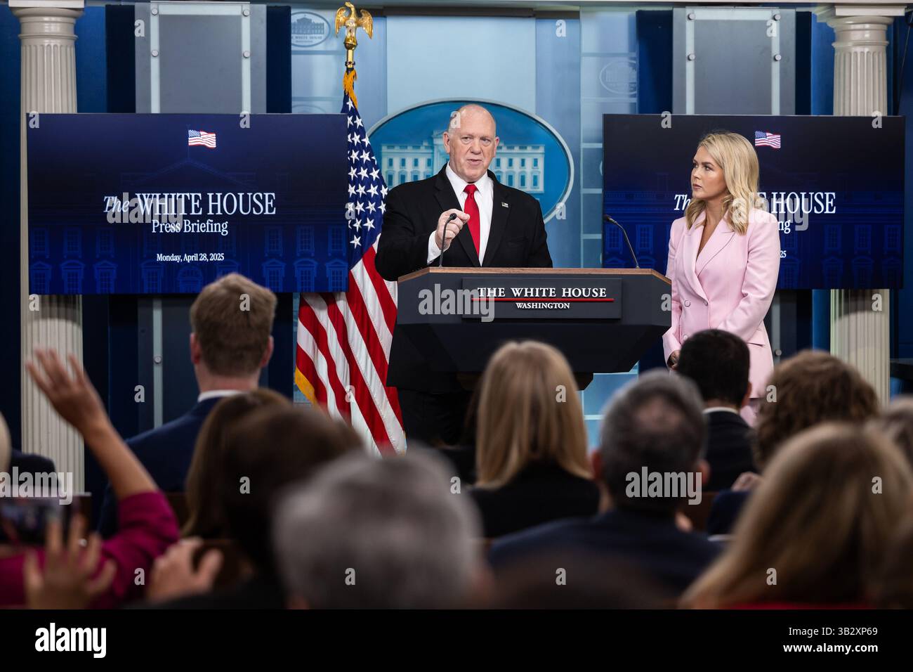 Washington, Stati Uniti. 28 aprile 2025. Lo "zar di confine" della Casa Bianca Tom Homan e il segretario alla stampa della Casa Bianca Karoline Leavitt tengono un briefing alla Casa Bianca lunedì 28 aprile 2025. Homan ha dato un aggiornamento sul confine meridionale degli Stati Uniti. Foto di Francis Chung/UPI credito: UPI/Alamy Live News Foto Stock